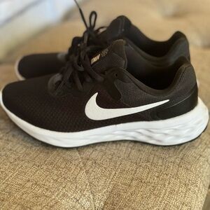 Nike size 8 black sneakers, like new!